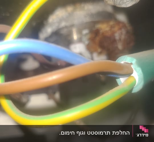 חוטי חשמל צבעוניים מחוברים לברגים
